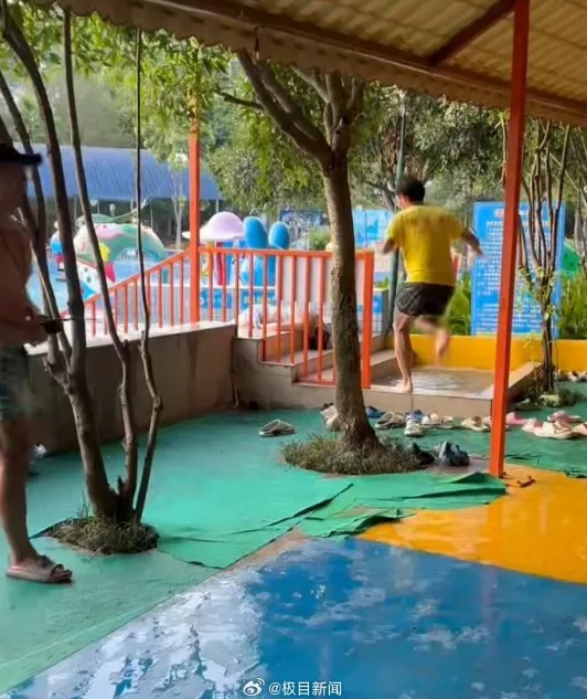 郑州配资网 重庆一水上乐园突然漏电！有人被电晕送医，官方初步核查：路灯线路绝缘层破损引发栏杆带电